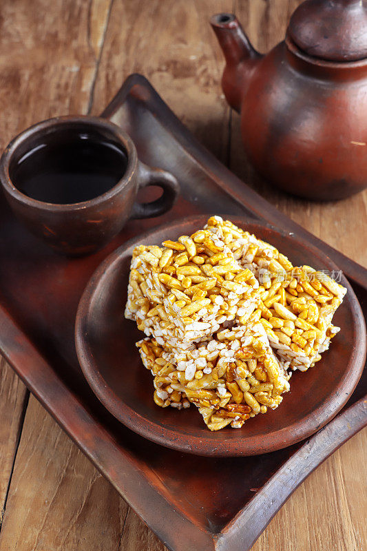 Kue Jipang, gipang, bipang或teng teng beras是印度尼西亚的传统谷物，由糯米酥脆和粘糖制成。